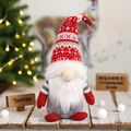 Detailansicht eines weihnachtlichen Wichtels auf Holztisch mit festlicher Dekoration - Herrenmodell-Rot Weiß Muster Hut Langer Bart (D-BJ64)