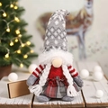 Détail de gnome de Noël avec bonnet flocon gris et décoration de jupe plissée rouge - Modèle Femme-Chapeau à Pois Gris et Blanc Longues Tresses (D-BJ63)