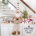 Détail d'une figurine de gnome de Noël aux tons chauds beige et marron pour la déco - Poupée de Vieil Homme aux Jambes Pendantes