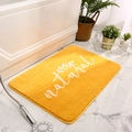 Gelbe rutschfeste Badematte mit Natural-Schriftzug auf Marmorboden im Bad - 40x60cm / Herbstblattgelb