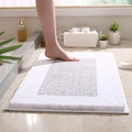 Tapis de bain épais blanc avec motif gris rectangulaire sur sol de salle de bain - 40x60cm / Blanc