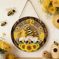 Insegna rotonda in legno con ape e gnomo Bee Our Guest per decorazione murale di casa - 3 Gnomi (20CM)
