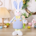 Pupazzo di coniglietto pasquale in peluche con salopette di velluto blu e orecchie a quadri - Coniglio Maschio in Pantaloni Blu Con Bretelle