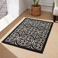 Tappetino d'ingresso nero con motivo mandala bianco su pavimento in legno chiaro - 80x100cm / Totem Mandala di Vite