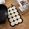 Alfombra de baño irregular con lunares blancos y negros sobre suelo madera - 60*90cm [Flocado] / Donut de Crema