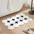 Tappetino da bagno crema a forma di nuvola con stelle su pavimento in legno - 50x80cm / Bianco