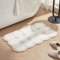Tappetino da bagno a forma di nuvola color crema con bordi ondulati e trama geometrica - 60x120cm / Beige