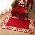 Tappeto d'ingresso rettangolare rosso festivo con bordo floreale su legno chiaro - 50x80cm / Rosa del Sole-Rosso