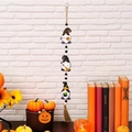 Decorazione verticale di Halloween con tre gnomi, perline di legno e nappe rustiche - Design di goblin