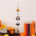 Dettaglio ghirlanda di Halloween con perline, zucca, pipistrello e scritte festive - Pumpkin Car Bat Style