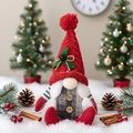 Kerstkabouter met rode gebreide muts en grijs geruite outfit op sneeuwachtergrond - Rode Hoed Vrouwelijke Stijl (D-BJ149)
