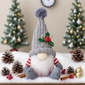 Kerstkabouter knuffel met grijze gebreide muts en rode strepen in sneeuw decor - Grijze Hoed Mannelijke Stijl (D-BJ150)