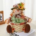 Dettaglio spaventapasseri autunnale con cappello girasole e cesto decorativo - Cesto di caramelle Stile C con cappello a foglia d'acero e bordo verde