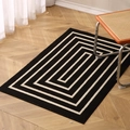 Moderner geometrischer Teppich in Schwarz-Weiß auf einem hellen Holzboden - 50x80cm / Schwarz Weiß