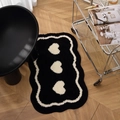 Alfombra de baño negra festoneada con corazones blancos y textura de felpa - 40x60cm / Negro