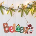 Detalle del adorno navideño Believe de madera con hombre de jengibre y árbol de navidad - Colgante con Letras Hombre de Jengibre con Sombrero de Chef y Árbol de Navidad (A25-037)
