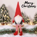 Zittende kerstkabouterpop met rode gebreide muts en lange witte baard voor decoratie - Rode Gestipte Gebreide Muts Stijl (D-BJ132)