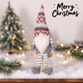 Zittende Noordse kerstkabouter met rode gebreide muts en pluchen baard op houten kruk - Grijs Ruitpatroon Gebreide Muts Stijl (D-BJ133)