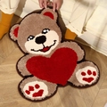 Tapis de chambre en forme d'ours avec cœur rouge et texture douce en peluche touffetée - 54X60cm / Ours Câlinant un Cœur