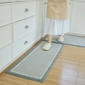Tapis de cuisine antidérapants gris avec bordure blanche sur un sol en bois clair - 50x80cm / Gris