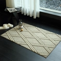 Alfombra rectangular moderna con patrón geométrico de rombos sobre suelo de madera - 50cmx80cm / Beige y Café Rombo Geométrico