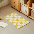 Tappetino da bagno a scacchi giallo e bianco con consistenza felpata su legno - 40x60cm / Scacchi Gialli