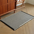 Tappeto moderno stile americano a strisce bianche e nere su pavimento in legno - 45x70cm / Crepuscolo (Righe Nere e Bianche)