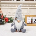 Gnomo di Natale in peluche con cappello grigio a maglia, barba bianca lunga e decori di agrifoglio - Grigio