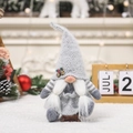 Gnomo di Natale grigio fatto a mano con maniche a righe e piccoli campanelli colorati - Grigio