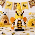 Gnomo ape di peluche con corpo a strisce e dettaglio margherita in scena festiva - Stile Femminile Con Trecce (W-WS76)