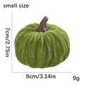 Vue détaillée d'une petite citrouille en velours vert herbe mesurant 8x7cm pour déco - Petite Taille (Petit Ornement de Citrouille Verte) / Vert
