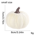 Vue détaillée d'une petite citrouille en velours blanc cassé de 8cm sur 7cm - Petite Taille (Petit Ornement de Citrouille Blanche) / Blanc