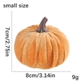 Détail de petite citrouille décorative en velours orange avec dimensions de 8cm - Petite Taille (Petit Ornement de Citrouille Orange Jaune) / Orange