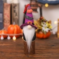 Gnomo di Halloween in peluche con cappello viola, dettagli pipistrello e zucca su legno - Stile Cappello Viola Zucca