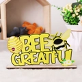 Bee Grateful Holzaufsteller mit gelber Wabe und Gänseblümchen für die Bienenfest Dekoration - BEE GRATEFUL Stil