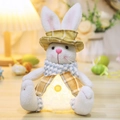 Leuchtender Osterhase aus weißem Plüsch mit gelbem Karohut und warmer LED-Beleuchtung - Männliche Leuchtende Hasenfigur (W-QT117)