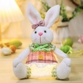 Leuchtender Osterhase aus Plüsch im rosa Karokleid mit warmen LED-Licht für Deko - Weibliche Leuchtende Hasenfigur (W-QT118)