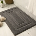 Dikke donkergrijze rechthoekige pluche badmat op witte marmeren tegelvloer - 50x60cm Contourmat / Grijs