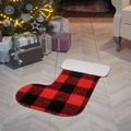 Tapis en forme de chaussette de Noël à carreaux buffalo à côté d'un sapin de fête - 60x90cm