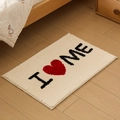 Tapis de bain beige épais avec motif I Love Me tufté sur parquet en bois - Blanc