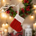 Calza di Natale classica in maglia rossa con risvolto bianco appesa a un ramo decorativo - Stile a Maglia a Righe (L-SD51) / Rosso