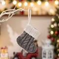 Calza di Natale in maglia grigia nordica su un ramo con calde luci festive - Stile a Maglia a Righe (L-SD68) / Grigio