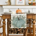 Detalle de camino de mesa en lino con estampado de calabaza sobre mesa de madera - Estilo de Calabaza Azul con Cuadros Grises / 183*33CM
