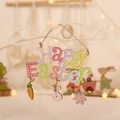 Buntes Frohe Ostern Holzschild zum Aufhängen mit Hasen-, Karotten- und Blumenanhängern - Buchstaben-Anhänger Happy Easter Stil (P-M107)