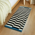 Tappeto scendiletto spesso a righe bianche e nere con bordi blu e consistenza in peluche - 40x60cm / Blu