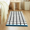 Tappeto lungo stile Bauhaus a scacchi bianchi e neri con bordo blu su pavimento - 40x60cm / Blu