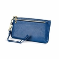 Pochette blu navy in pelle a grana con doppia cerniera dorata e ciondolo a forma di cuore - Blu