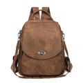 Zaino vintage in similpelle marrone con grande patta e tracolla etnica su sfondo bianco - Marrone