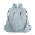 Détail du sac à dos en cuir gris-bleu montrant le grain de litchi et deux fermetures - Bleu clair