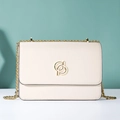 Elegante bolso bandolera de piel crema con logo dorado y fina correa de cadena - Blanco Roto